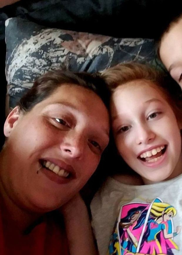 Con gái 10 tuổi đột ngột qua đời, mẹ không làm lễ tang mà để 2 đứa em chơi với xác chết của chị